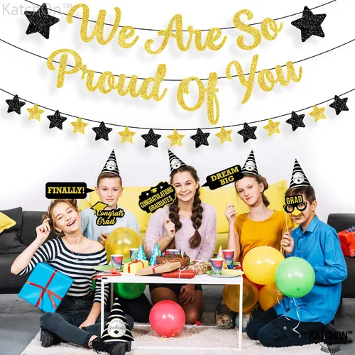 Vista 7 de KatchOn, Cartel con texto en inglés «We are So Proud of You» – Cartel de graduación con purpurina, guirnalda de graduación, decoraciones