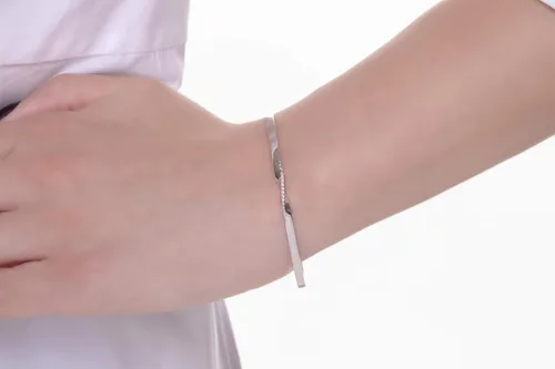 Vista 3 de Brazalete Mobius de oro macizo en 9K, 14K y 18K, pulsera Mobius de diamantes para mujer, pulsera de diamantes atemporal, brazalete de oro hecho a