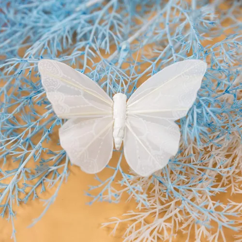 Vista 5 de Berfutall - Juego de 12 mariposas de plumas para decoración de mariposas, blancas en alambre. Decoración del hogar de primavera para fiestas, fotos