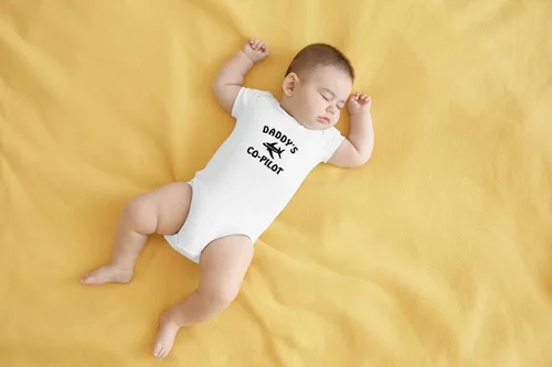 Vista 6 de AW Fashions Daddy's Co-Pilot - Aventuras con papá - Divertido body infantil de una pieza para bebé