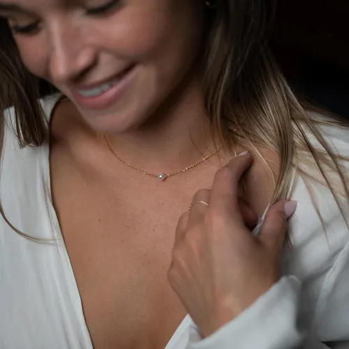 Vista 4 de Ava Riley - Collar minimalista delicado de karma, cadena chapada en oro real de 14 quilates para mujer