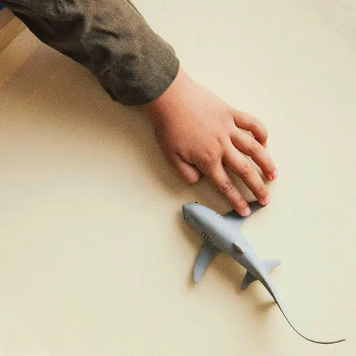 Vista 7 de Safari Ltd - Figura de tiburón trillador realista de 6.75 pulgadas, juguete educativo para niños, niñas y niños a partir de 3 años
