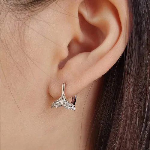 Vista 2 de Pendientes de aro pequeños de plata de ley 925 con circonita cúbica, diseño de cola de pez con forma de cola de pez, para cartílago