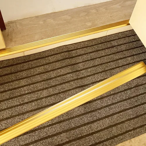 Vista 9 de Tira de puerta de transición para escalones de puerta, rampa de entrada de metal de 1.0 in, borde de alfombra estrecha, color dorado, umbral bajo