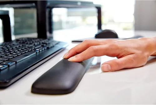 Vista 10 de 3M Reposamuñecas de gel para teclados, tecnología 3M Gel calmante y cubierta suave satinada para comodidad y apoyo durante todo el día, duradero