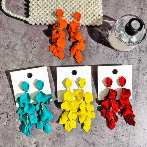 Vista 7 de XYAYOU - Aretes colgantes de pétalos acrílicos, aretes largos de flores de rosa para mujeres y niñas, aretes de flores acrílicas bohemios para fiesta