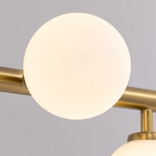 Vista 9 de Candelabro de mediados de siglo, lámpara colgante Sputnik de latón dorado con pantalla de lámpara de vidrio blanco, Candelabros lineales de globo