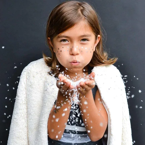 Vista 4 de El juego variado Winter Wonderland de FlashTattoos cuenta con 25 tatuajes de fiesta inspirados en las fiestas, impermeables, metálicos dorados