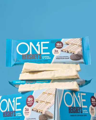 Vista 3 de Barras de proteína ONE, sabor a galletas Hershey's Cookies 'n' Creme, libres de gluten con 18 g de proteína y 3 g de azúcar, artículos básicos