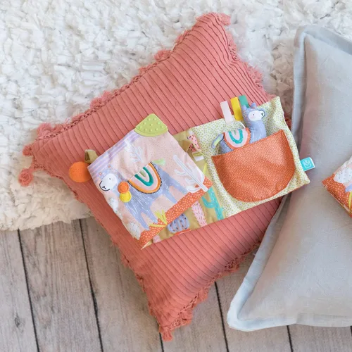 Vista 9 de Manhattan Toy Libro de actividades suave con temática de llama para bebés con chirriador, papel arrugado y espejo seguro para bebés, pequeño