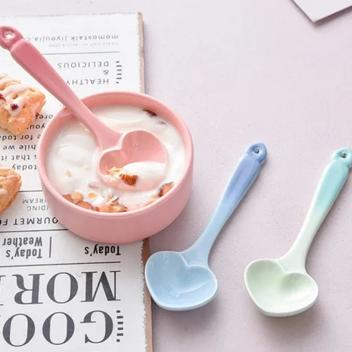 Vista 4 de Elegante juego de 4 cucharas de postre decorativas en forma de corazón de cerámica para postres para el hogar y el restaurante