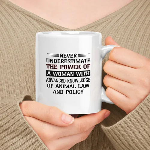 Vista 125 de Taza de cerámica blanca de 11 oz de regalo para mujer, nunca subestimes el poder de la mujer con talento para un diseño de software escalable