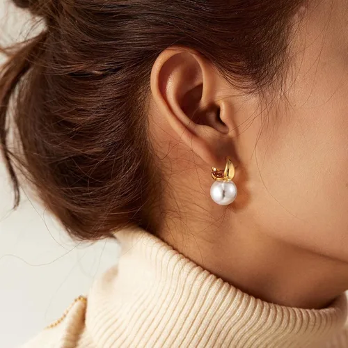 Vista 3 de Moodear Gold Pearl Earrings for Women Gold Hoop Earrings 14K Gold Plated Pearls Drop Earrings Trendy Small Elegant Hypoallergenic Dangle Gold