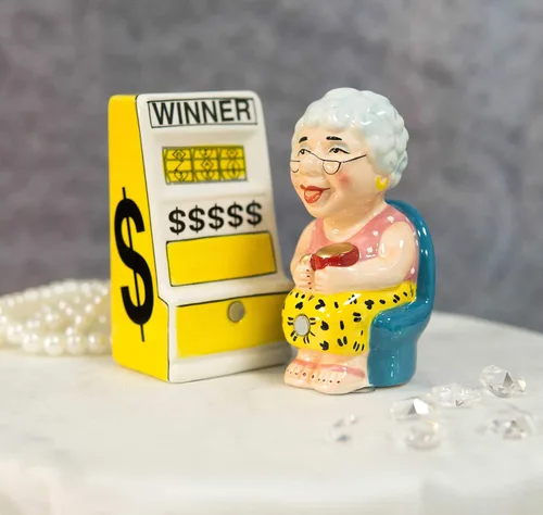Vista 2 de Ebros Gift Casino Jackpot Ganador Máquina Tragamonedas Y Abuela Juego Reina Salero Y Pimentero Cerámica Estatuilla Magnética Set Cocina Comedor Mesa
