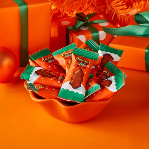 Vista 6 de REESE'S Árboles de mantequilla de maní de chocolate con leche tamaño bocadillo, bolsa de caramelos navideños, 9.6 onzas