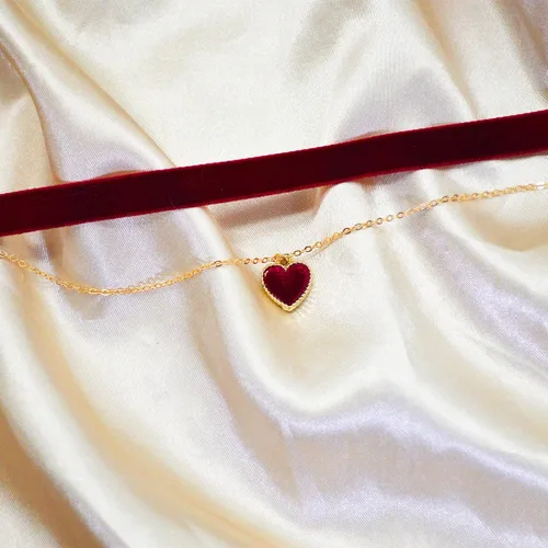 Vista 4 de MOMOCAT - Collar de corazón ajustable rojo gargantilla clásica para mujeres y niñas, gargantilla de terciopelo