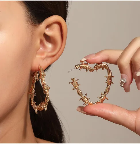 Vista 3 de Aretes góticos de alambre de púas con forma de corazón, aretes colgantes góticos negros, aretes punk, hip hop, joyería gótica para mujeres y hombres