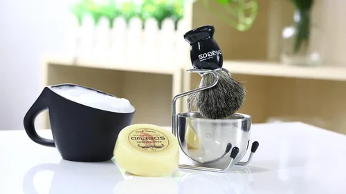 Vista 2 de Kit de afeitado Anbbas con brocha de cerdas de tejón puro, mango de madera negra y barra de jabón recargable de 100g, soporte de afeitado de acero