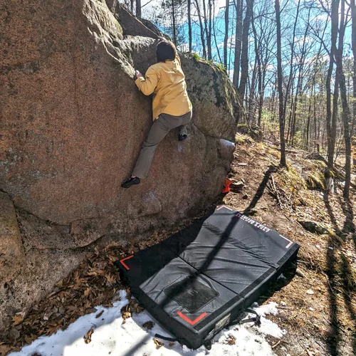 Vista 9 de Meister Boulder Beast XL Tri-Fold Rock Climbing Crash Pad con correas de mochila Oversized 72" x 44" landing area with 5" multi-layer cushioning