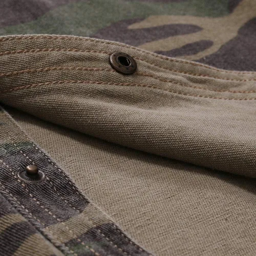 Vista 6 de chouyatou Camisa de manga cortalarga con botones y estampado de camuflaje para hombre