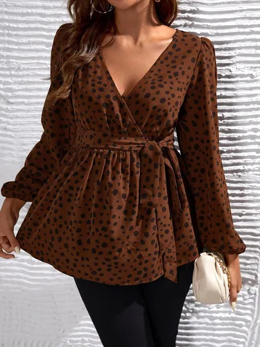 Vista 4 de OYOANGLE Blusa de maternidad para mujer, elegante, con lunares, manga larga, cuello en V, con cinturón, ropa de embarazo