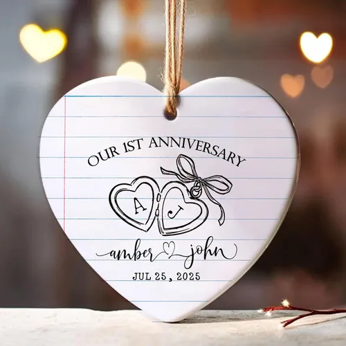 Vista 2 de Adorno personalizado para el primer aniversario, recuerdo romántico de corazón de cerámica con nombres y año, regalo para parejas, decoración única