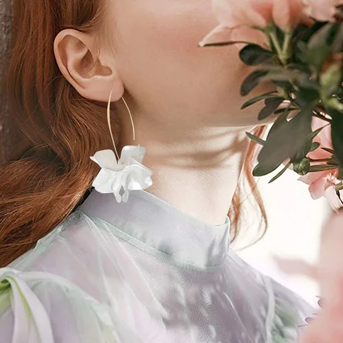Vista 7 de D.Rosse Aretes bohemios de resina con pétalos de rosa, aretes largos de acrílico escalonados, aretes de borla floral exagerados para mujeres y niñas