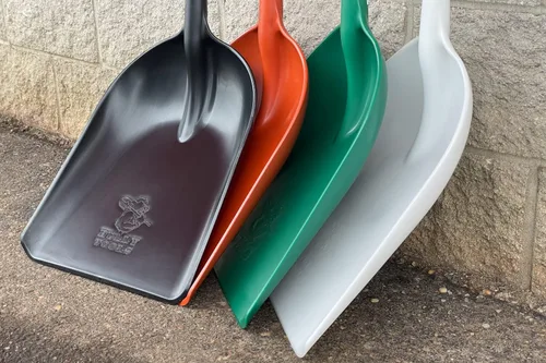 Vista 8 de Bully Tools Pala de nieve de polietileno, pala de polietileno resistente para limpiar pasillos, herramienta de plástico ligera para cubiertas Negro