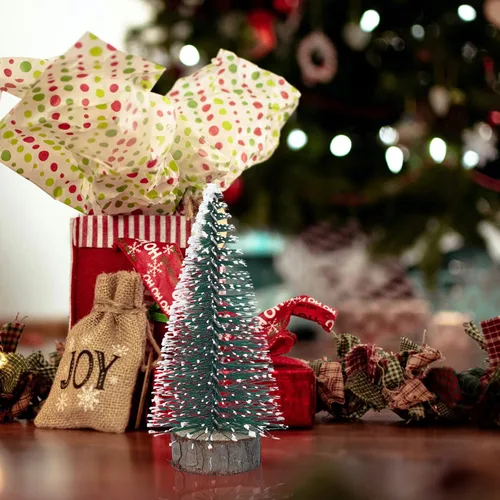 Vista 3 de Yardwe 18 piezas de mini árboles de Navidad artificiales de nieve helada árboles de Navidad botella de cepillo árboles para decoración de mesa