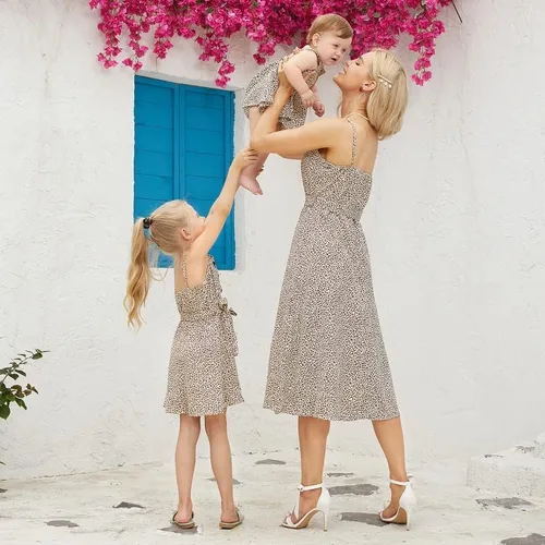 Vista 4 de Mommy and Me - Conjunto de trajes a juego de verano casual lindo estampado floral de leopardo acampanado vestido de playa con bolsillos