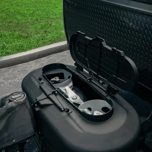 Vista 3 de Camco Cubierta de tanque de propano doble para autocaravana/RV - Cuenta con panel superior con bisagras y diseño moldeado personalizado - Se adapta