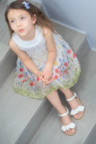 Vista 4 de THEE BRON Sandalias para niñas pequeñas, zapatos de vestir para niña de flores, zapatos planos de verano con punta abierta