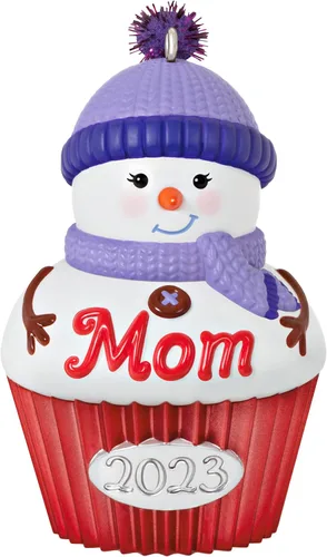 Vista 9 de Hallmark Keepsake Adorno de Navidad 2023, cupcake para papá, regalos familiares