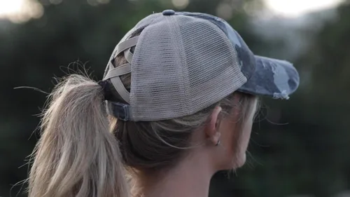 Vista 5 de Funky Junque Gorra de béisbol para mujer, diseño de cola de caballo desgastada, moño desordenado, camionero
