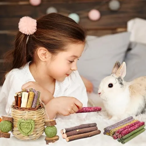 Vista 3 de Jorewood Juguetes masticables para conejos, cesta colgante natural con bambú dulce, heno Timothy, palitos de melocotón para conejos, chinchillas