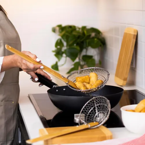 Vista 3 de Joyce Chen Kitchen Spider Strainer - Cesta de alambre de acero inoxidable de 7 pulgadas con mango de bambú resistente al calor