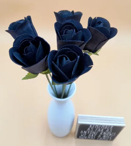 Vista 8 de 6 rosas de madera negras medio abiertas para manualidades, ramos personalizados y otros proyectos. 16 colores para elegir. Negro