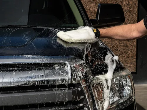 Vista 3 de Meguiar's Paquete de lavado de autos – 1 galón Ultimate Wash & Wax, jabón de lavado de autos con protección adicional de cera y guante