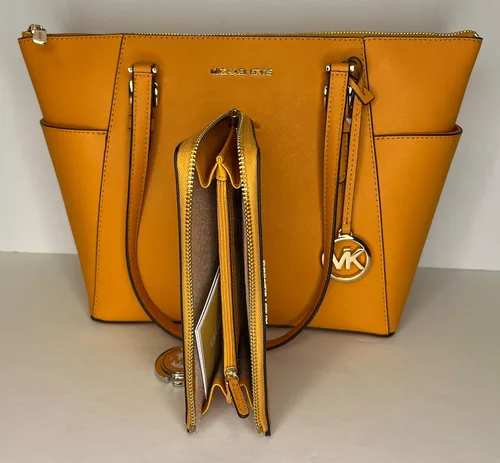 Vista 4 de Michael Kors Charlotte - Bolsa grande con cierre de cremallera de un cuarto