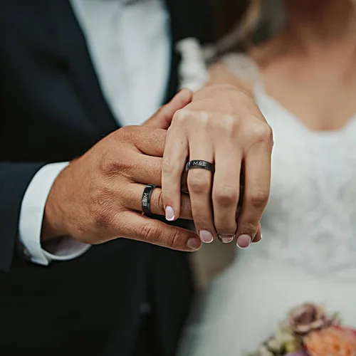 Vista 2 de Juego de anillos de boda negros para él y ella, anillos grabados para hombre, bandas de clase para hombres y mujeres, anillos personalizados