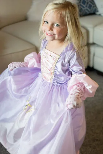 Vista 8 de Little Adventures clásico vestido de princesa, de Rapunzel, disfraz para niñas, M (3-5 años), Deluxe