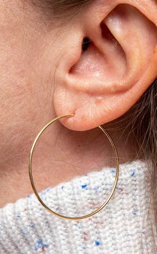 Vista 2 de Aretes de aro infinito de oro de 14k, tubo de 1,25 mm de grosor