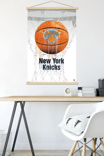Vista 5 de Trends International NBA New York Knicks - Póster de pared de Drip Basketball 21, 22.375 x 34 pulgadas, paquete de impresión premium y colgador