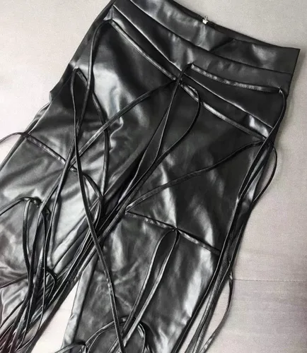 Vista 7 de WOKANSE Pantalones cortos de piel sintética con borlas para mujer, pantalones cortos de yoga con bolsillos, pantalones cortos para mujer