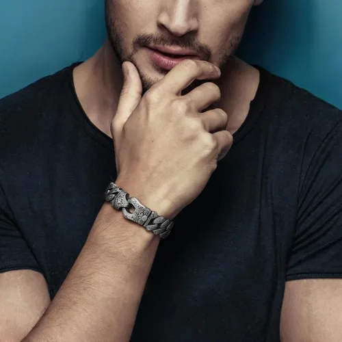 Vista 2 de COOLSTEELANDBEYOND Pulsera de acero para hombre con diseño de tatuaje tribal, estilo retro, masculino