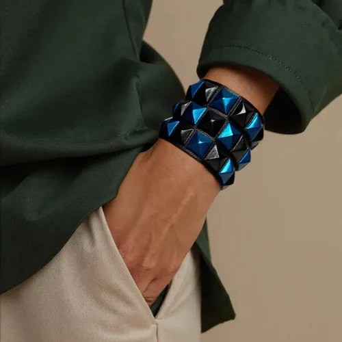 Vista 4 de Pulsera de cuero con remaches de pirámide de 3 hileras, pulsera de joyería punk de cuero