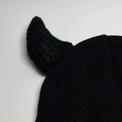 Vista 2 de ZITEZHGO Gorro de punto Kawaii con cuerno de diablo para mujeres, hombres y niñas, divertido sombrero de fiesta de Halloween Y2K, gorro de cubo