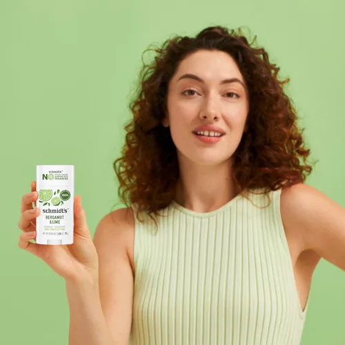 Vista 5 de Schmidt's Desodorante vegano sin aluminio, bergamota y lima, 4 unidades para mujeres y hombres, con protección contra olores las 24 horas