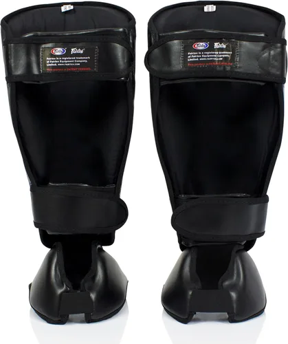 Vista 2 de Fairtex Espinilleras SP7 Muay Thai para hombres, mujeres y niños Espinilleras fabricadas con cuero Syntek y son de primera calidad, ligeras