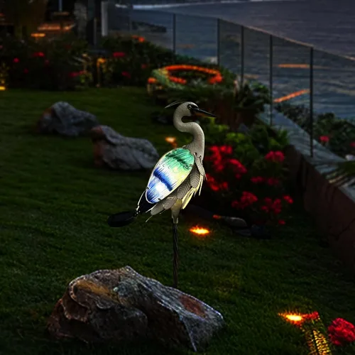 Vista 4 de HONGLAND Estatua de grúa de metal solar para jardín, escultura de garza de cristal al aire libre, decoración de pájaro costero del océano
